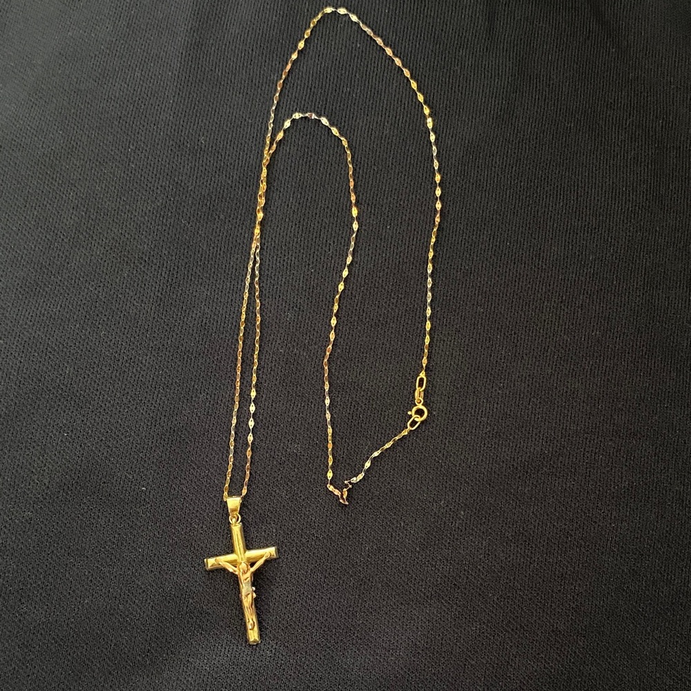 Elegant 14 k Gold Cross Necklace